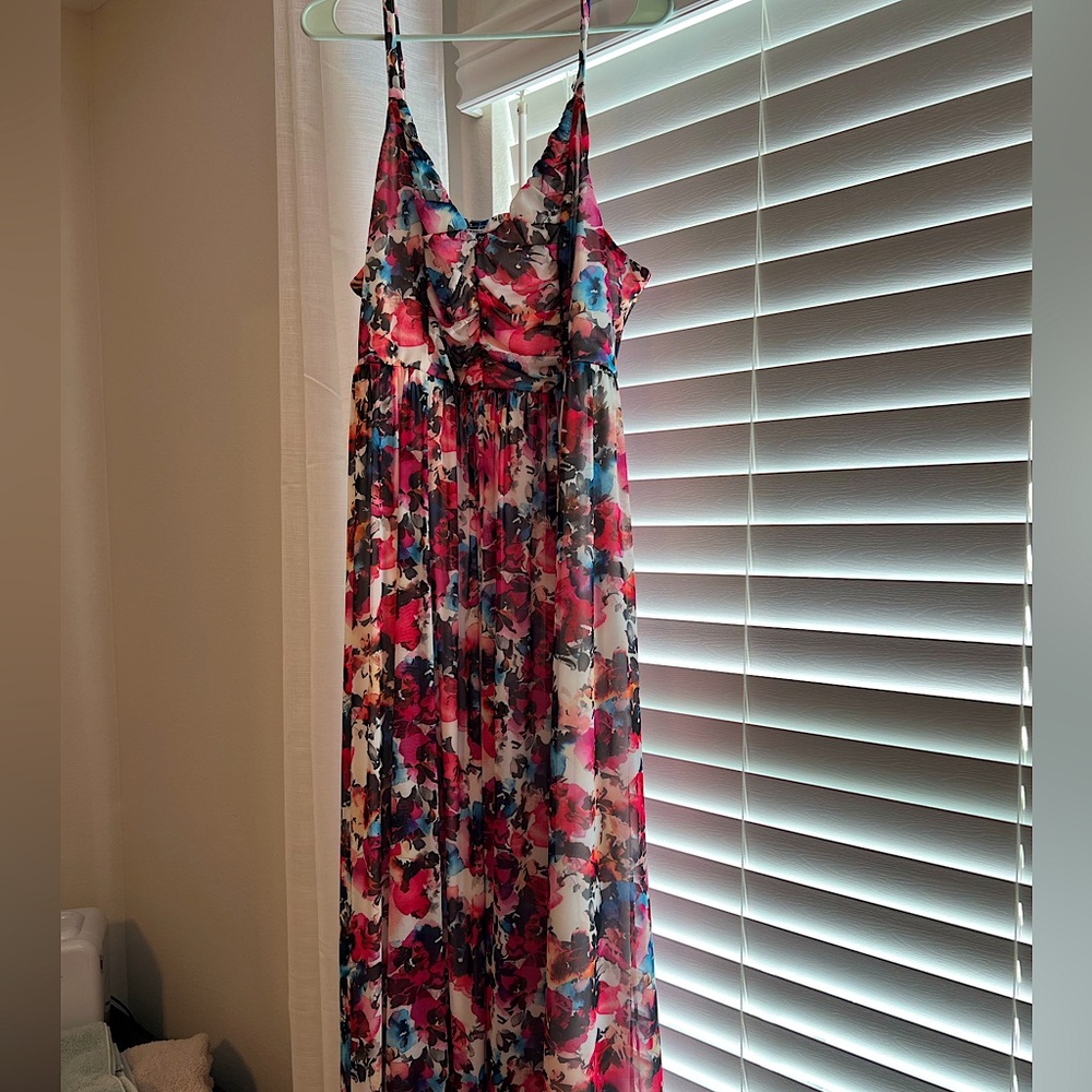Torrid NWT Soft Mesh Pleated Maxi Dress in floral. Size 2